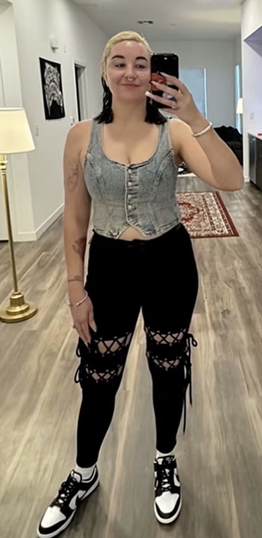 Amanda shared a full-length mirror selfie on her Instagram Stories, showing off her outfit and the body changes she had been documenting throughout her weight-loss journey. | Source: Instagram @amandapandapandapanda1.