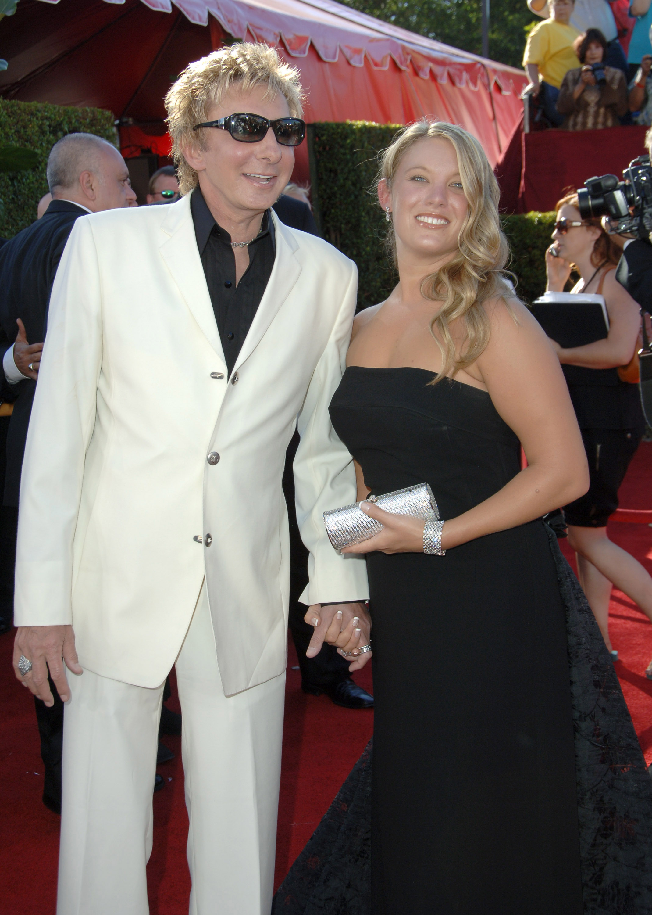 Barry Manilow take photo with a woman  at the 58th Primetime Emmy Awards in Los Angeles in 2006. | Source: Getty Images