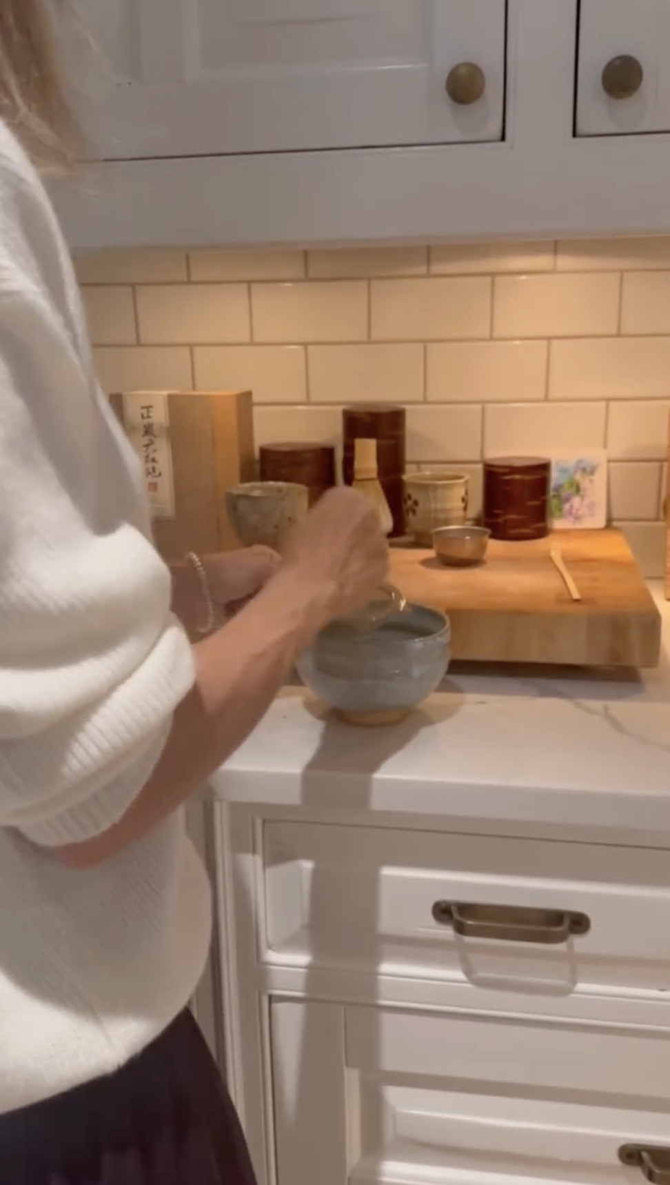 Alejandra Silva prepares a drink in the kitchen, where ceramic bowls, wooden containers, and tea accessories add a personal touch to the family-focused space. | Source: Instagram/alejandragere