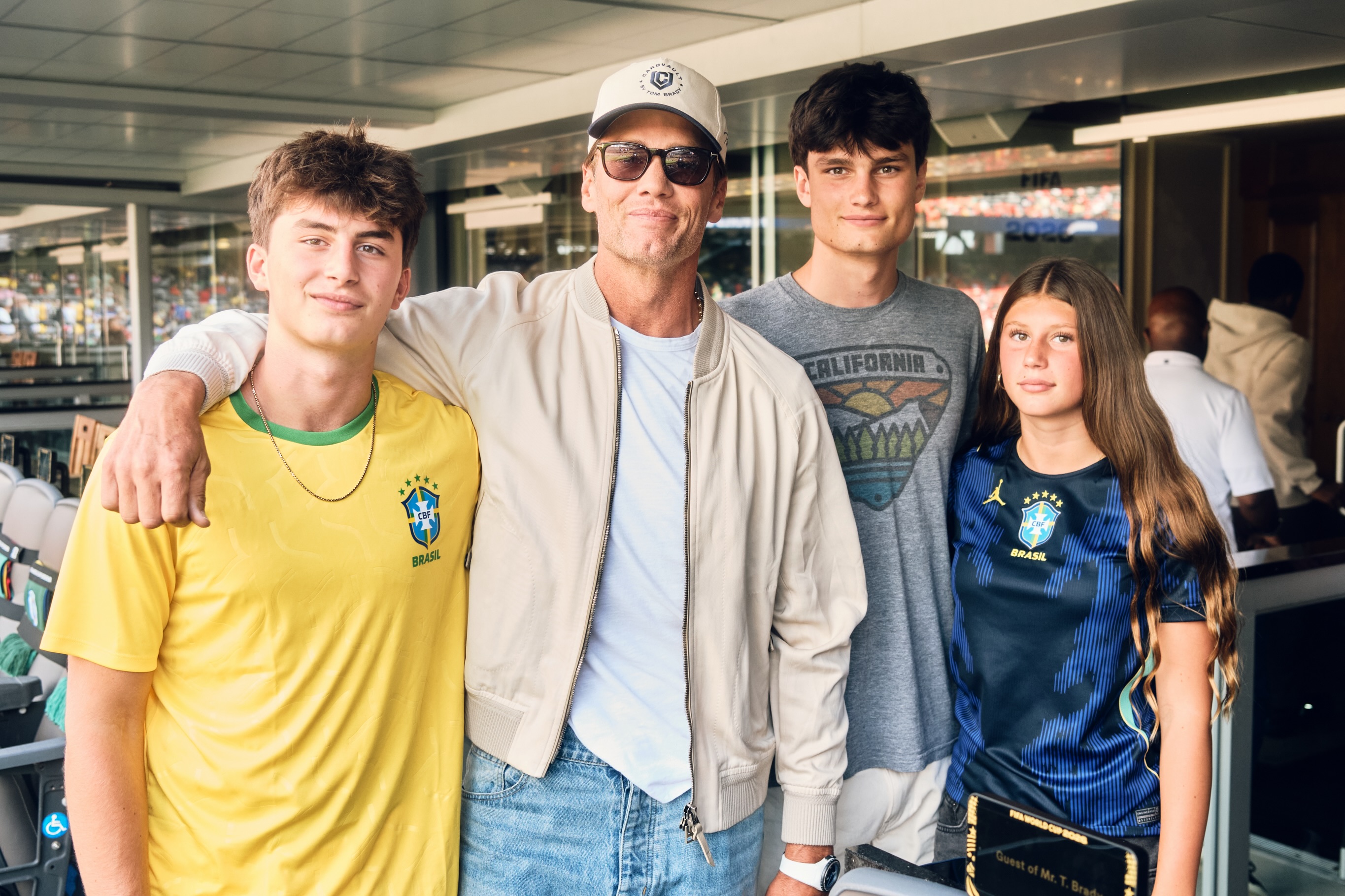 Fans were equally fascinated by the children's different family resemblances. While Vivian was repeatedly compared to Bündchen, many observers said Benjamin and Jack strongly favored their father. | Source: Instagram/tombrady