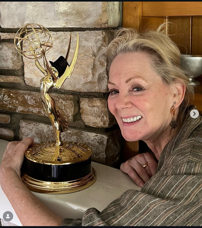Jean Smart poses with her Emmy, showing off the little top hat Jimmy Kimmel gave the trophy. | Source: Instagram/realjeansmart