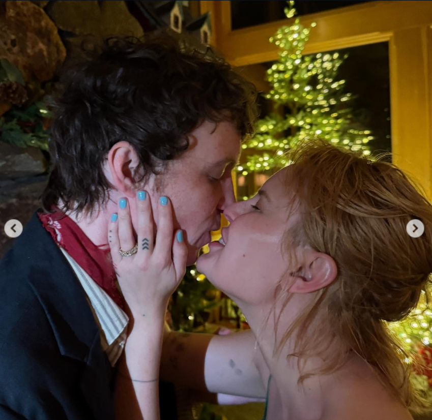 Tallulah and Justin Acee shared a kiss in front of a glowing Christmas tree in an intimate photo from their relationship, years before they exchanged vows in Sun Valley. | Source: Instagram/buuski