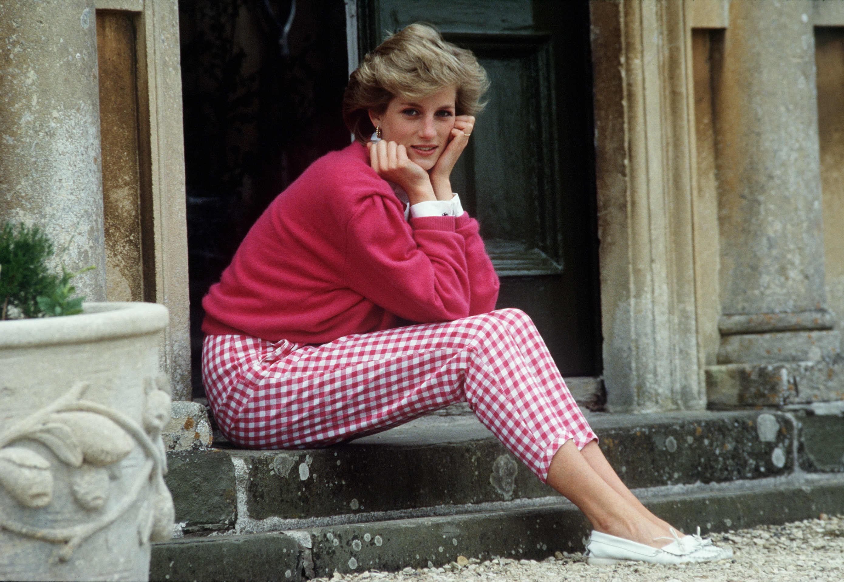 Diana, Princess of Wales, photographed on the steps of her home, Highgrove House, in Gloucestershire, England, on July 18, 1986. | Source: Getty Images
