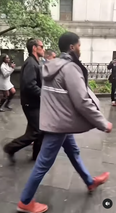 Flanked by security, Alex Fine leaves the New York courthouse in silence as cameras follow him outside the building | Source: Instagram/people