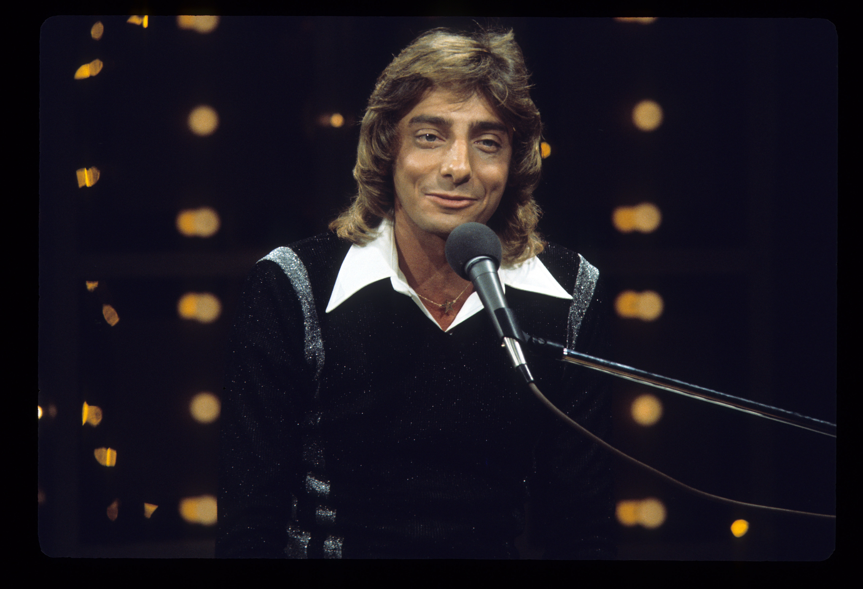 By the late 1970s, Manilow's face was familiar to millions through concerts, television specials, and hit records. That level of visibility also created a long photographic record that made later changes in his appearance easier to compare.  | Source: Getty Images