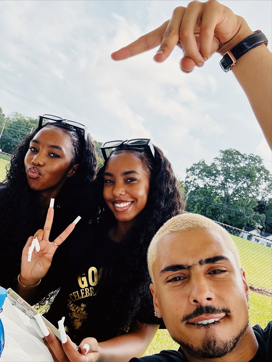 Jessie and D'Lila flash peace signs while posing with Quincy at the family reunion, as posted on November 17, 2025 | Source: Instagram/quincy