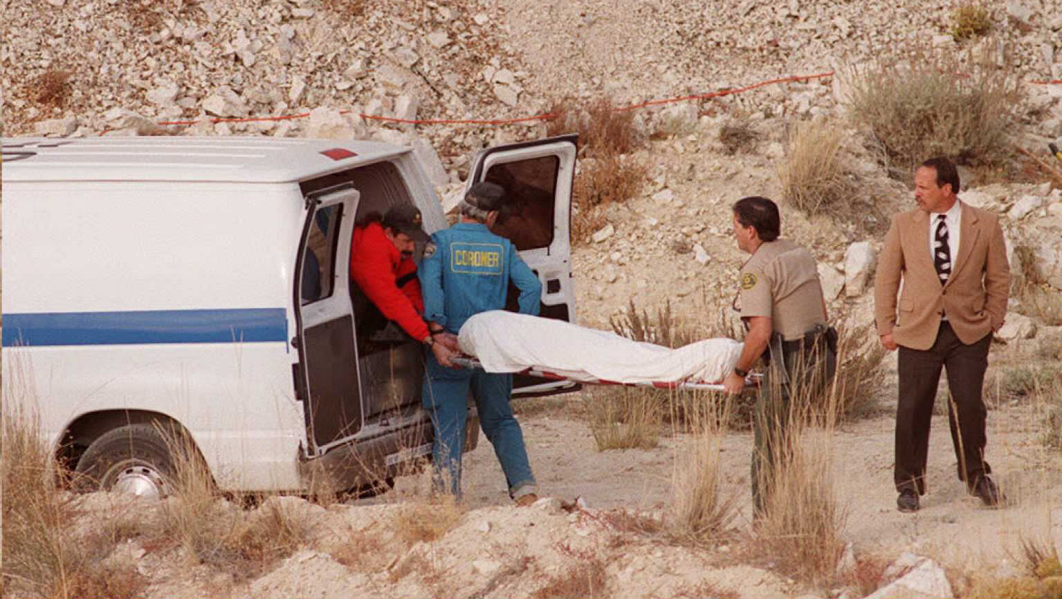 Authorities load the body believed to be Linda Sobek into a vehicle in the Angeles National Forest on November 25, 1995. | Source: Getty Images