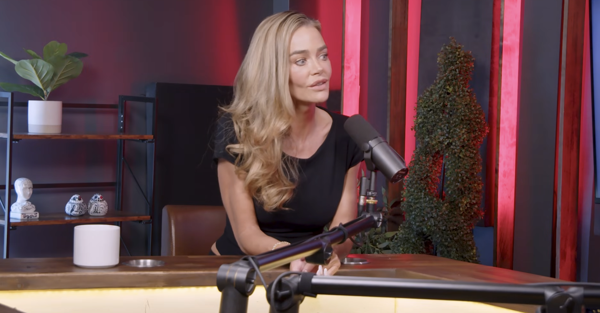 Richards revisited her surgery one year later without softening the difficult details. Her account made clear that a facelift involved far more than the polished result shown in photographs. | Source: YouTube/Dumb Blonde Podcast