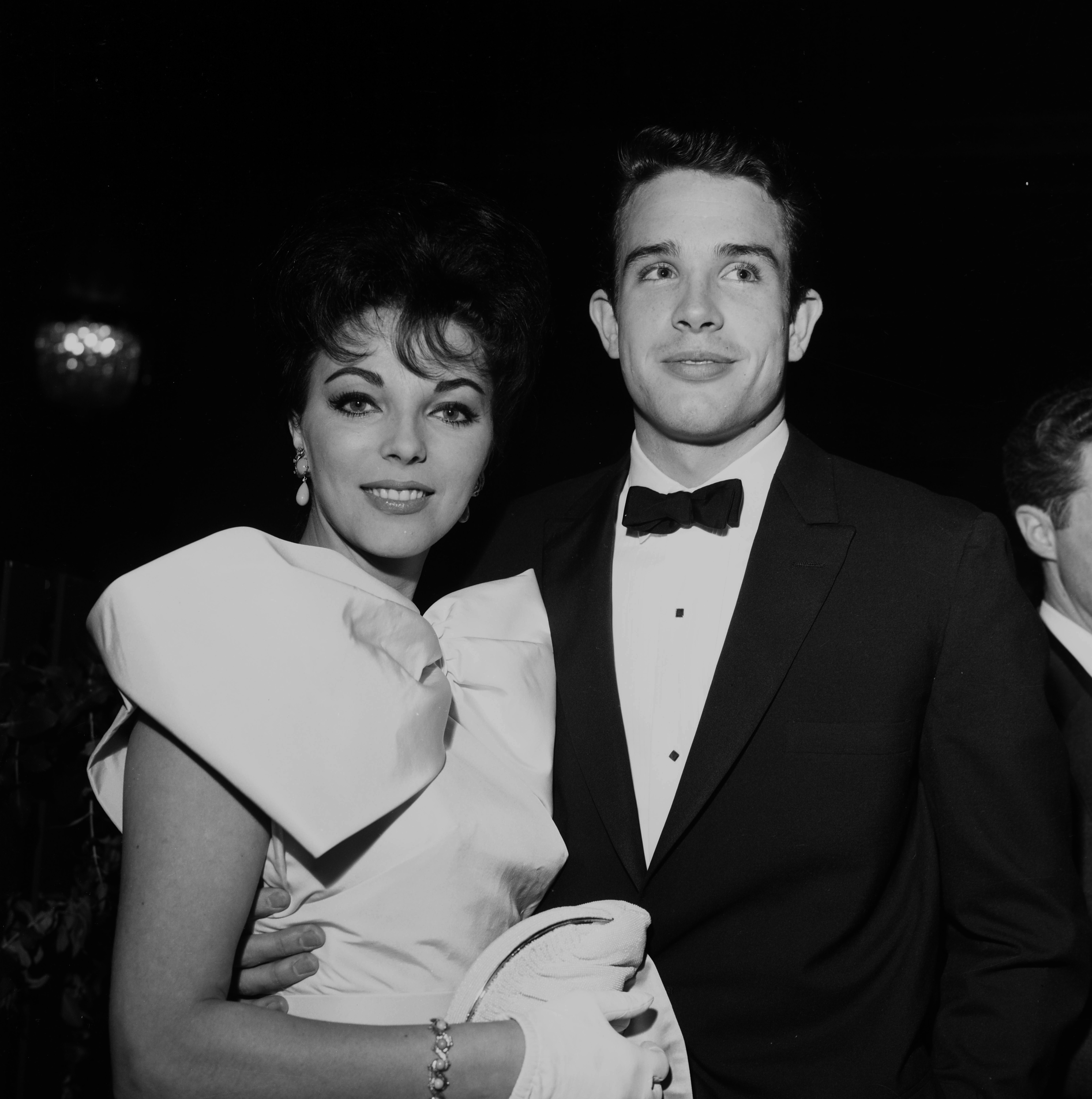 Warren Beatty and actress Joan Collins at a party circa 1959, in Los Angeles, California | Source: Getty Images
