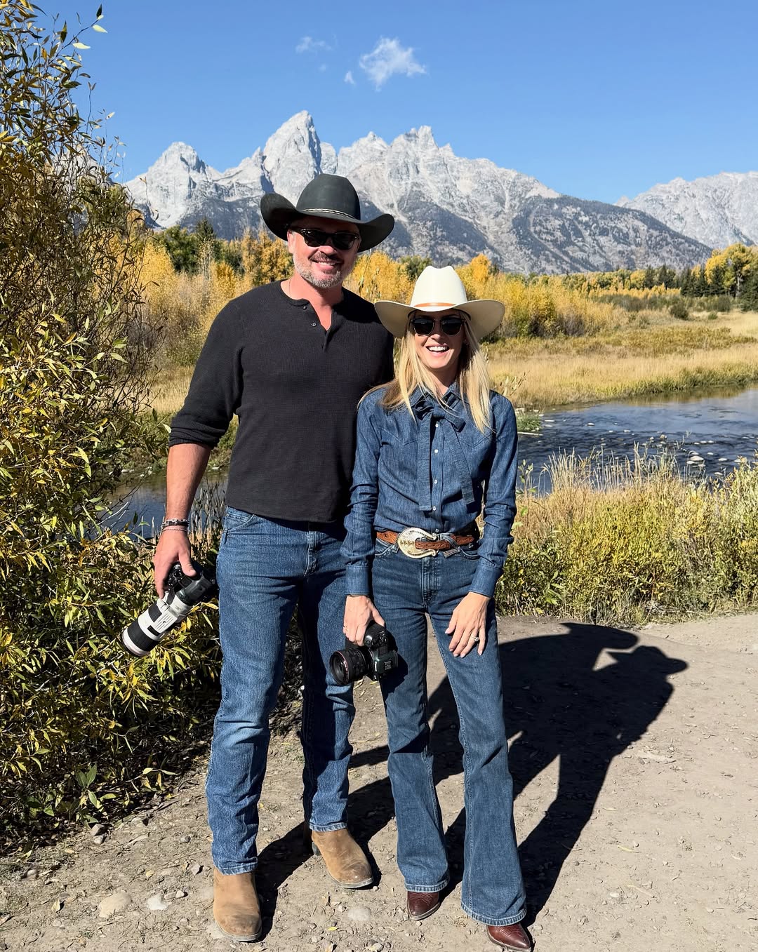 Tom and Jessica Welling posing at a ranch in Jackson Hole, Wyoming on September 28, 2025 | Source: Instagram/tomwelling