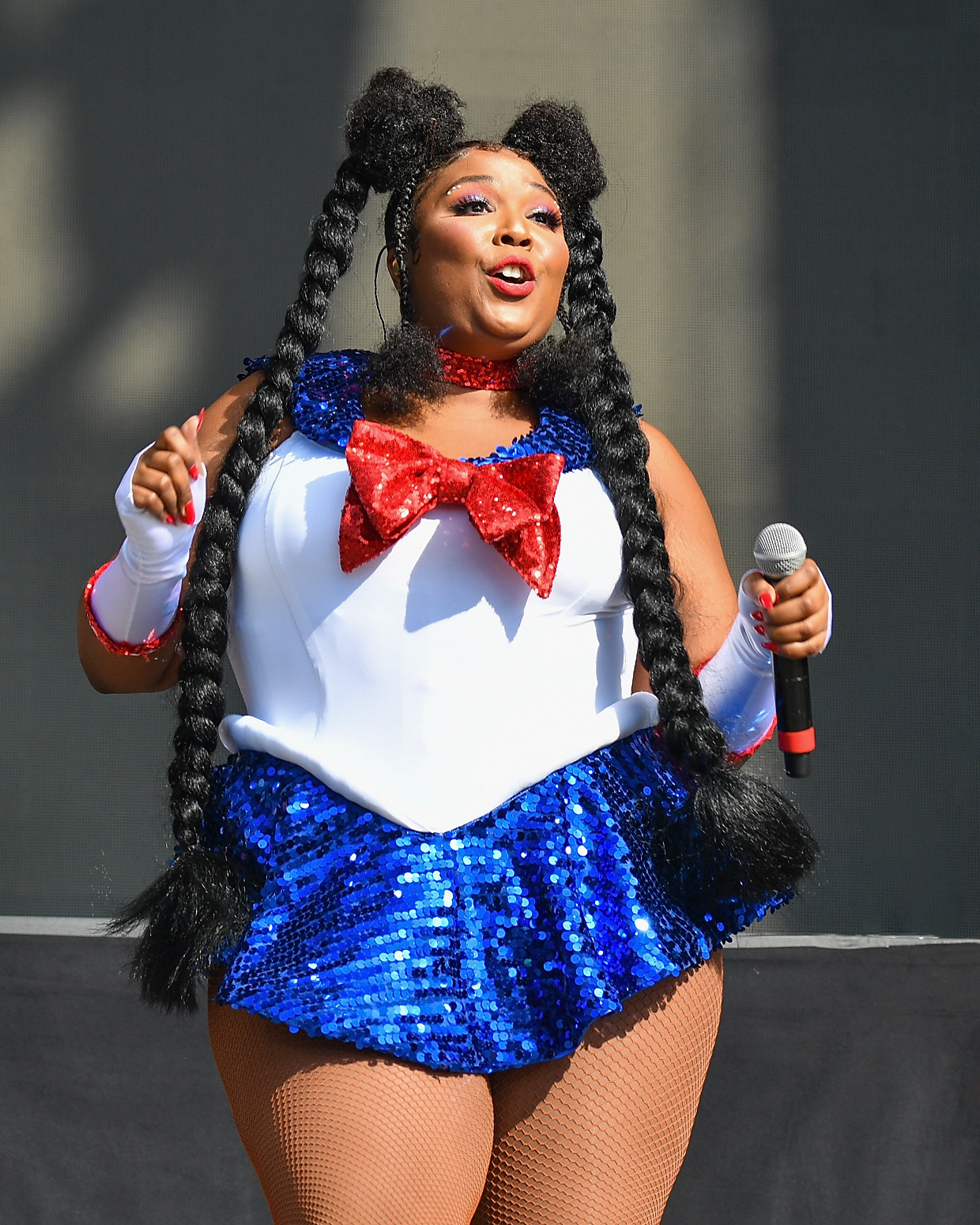 Onstage at Voodoo Festival, Lizzo radiates star power, captivating the crowd with a performance that blends bold theatrics and undeniable confidence. In a playful, eye-catching outfit, the moment reflects her ascent — where charisma and talent collide on bigger, louder stages.