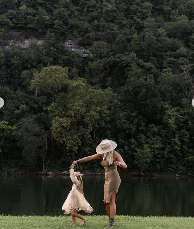 Lunden Roberts plays with her daughter Navy, seen in a post dated August 28, 2023 | Source: Instagram/lundentownn_