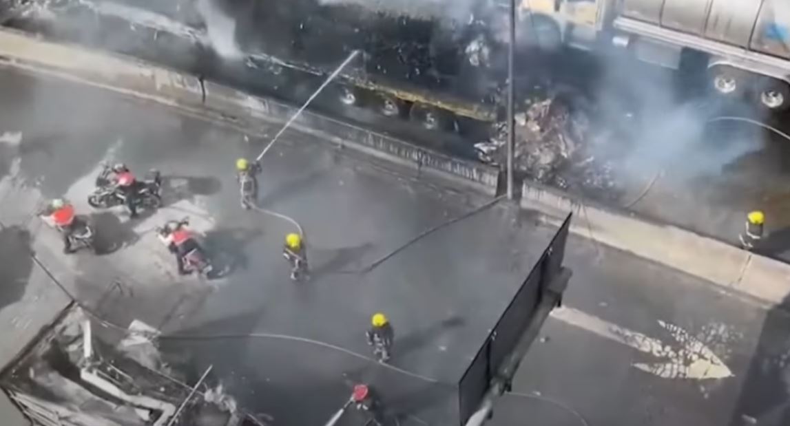 Firefighters working at the scene | Source: YouTube.com/elheraldodemexico