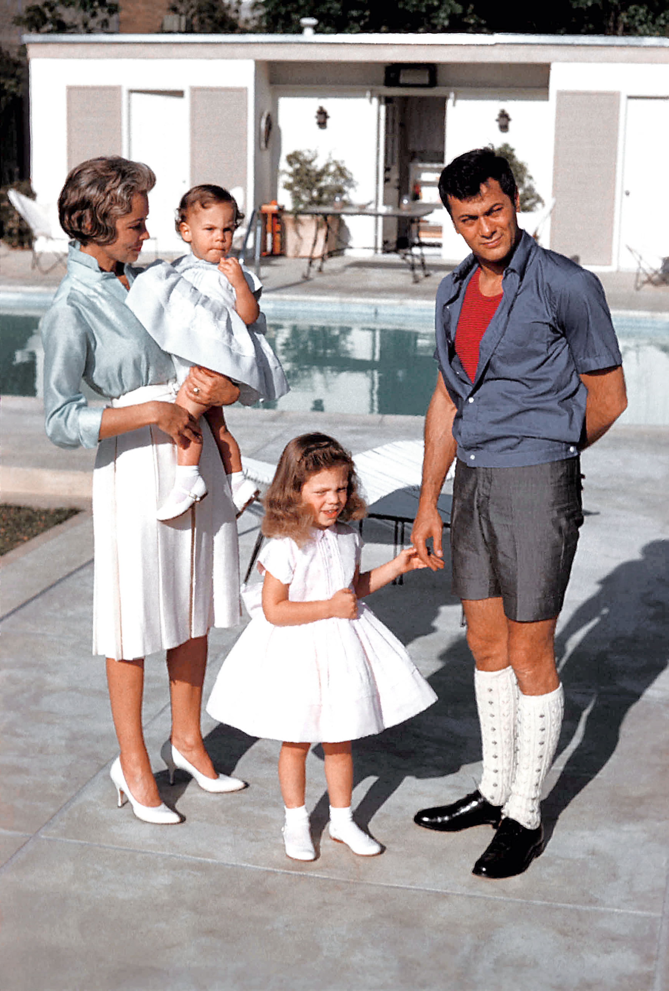 The actress photographed with her older sister and famous parents at their home on April 4, 1960, in Los Angeles, California. | Source: Getty Images