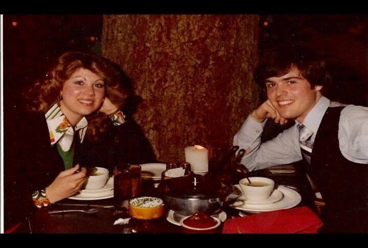 Donny revealed that both photographs were taken at the Tree Room, exactly four decades apart, with the earlier picture dating back to their courtship. | Source: Facebook/Donny Osmond