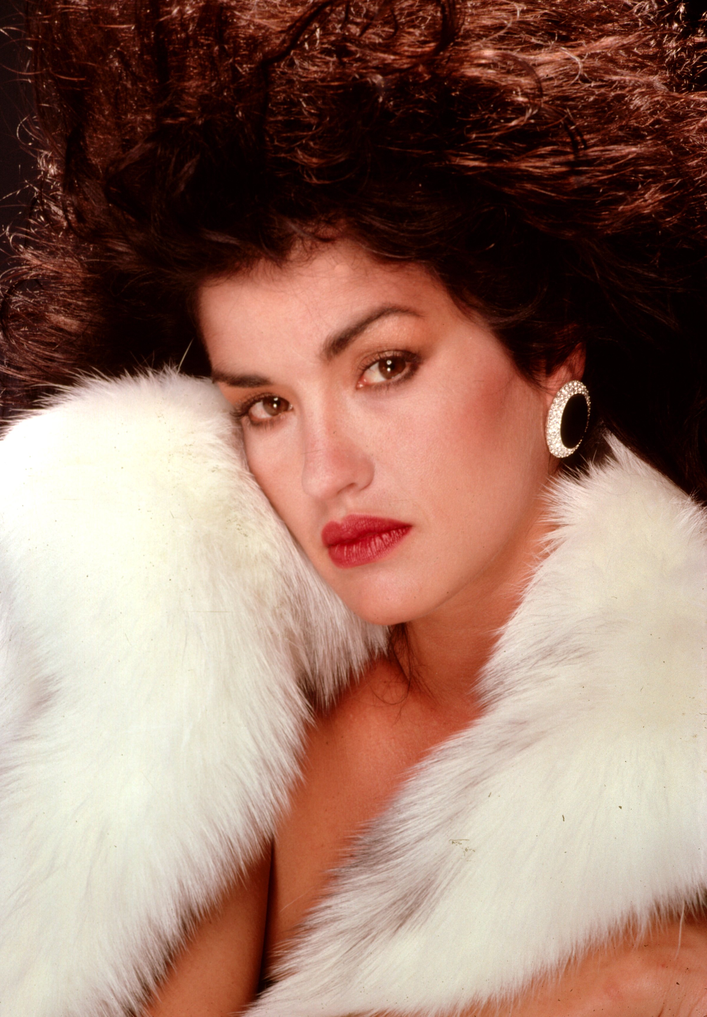 The model poses for a portrait session in 1986 | Source: Getty Images
