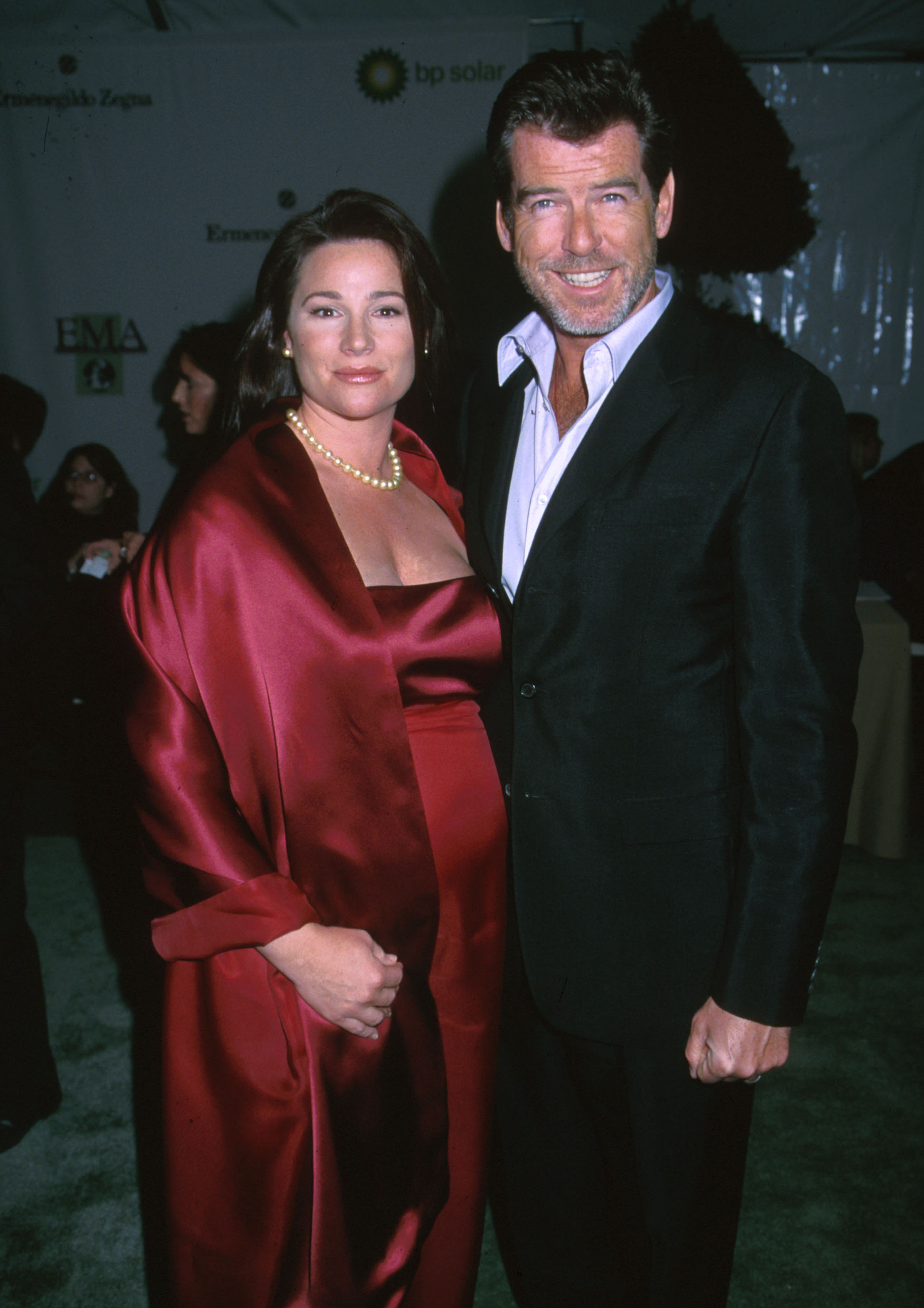 Keely Shaye Smith and Pierce Brosnan during the 10th Annual Environmental Media Awards on December 6, 2000, in Santa Monica, California. | Source: Getty Images