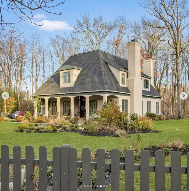The fence of Hayden Panettiere's former chidlhood home where she grew up with her brother, Jansen Panettiere, at 129 Washington Spring Road in Snedens Landing, New York. | Source: Instagram/ellissothebysrealty