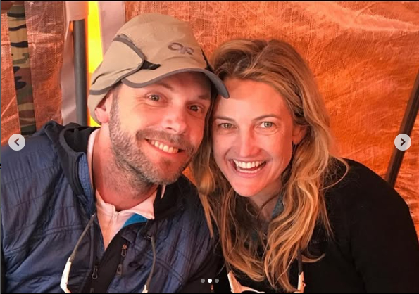 Sarah Williams and Joel McHale from a post dated July 20, 2022. | Source: Instagram/joelmchale