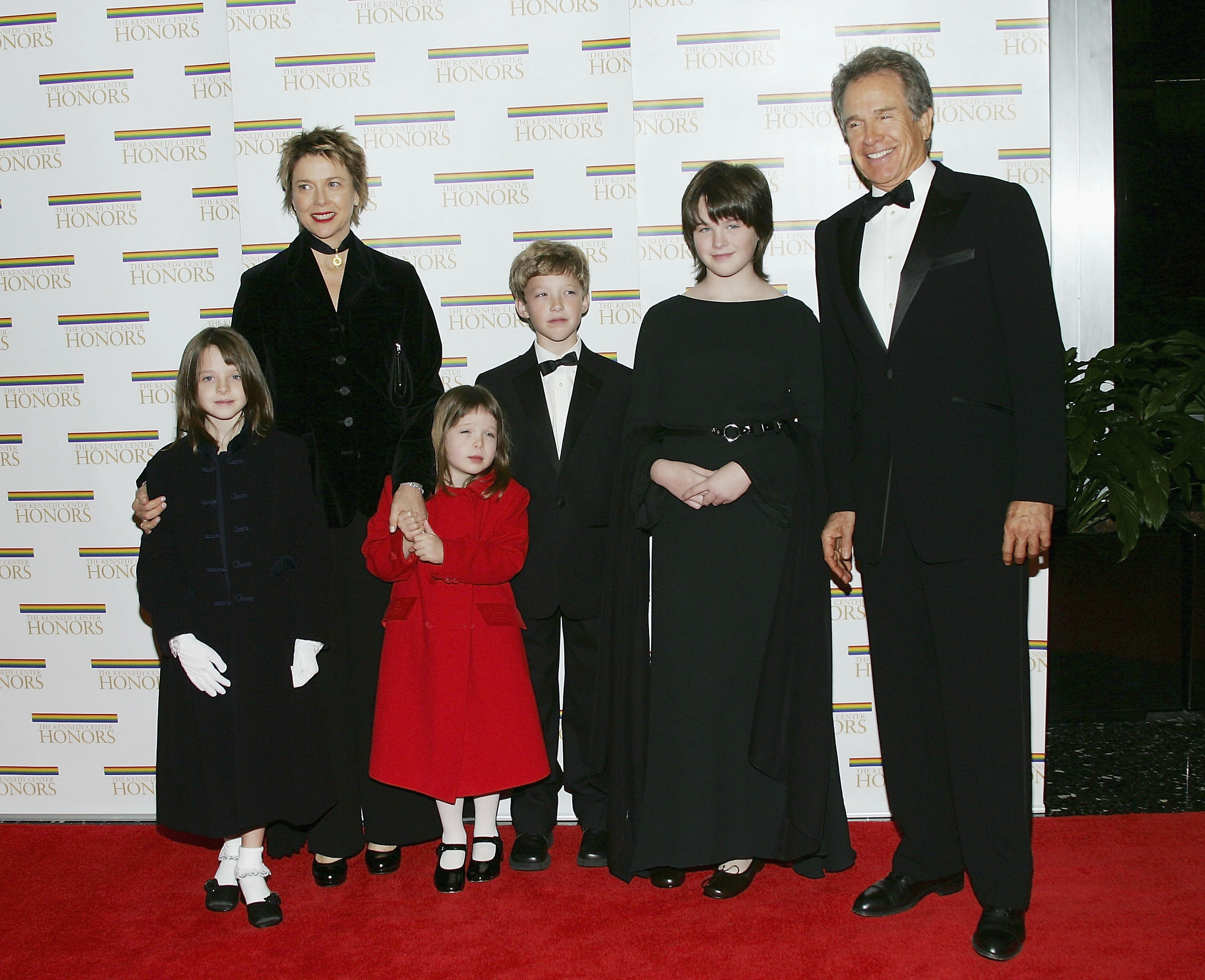 Warren Beatty poses with his wife Annette Bening and children Isabel, Ella, Benjamin, and Stephen (formerly Kathlyn) at the 27th Annual Kennedy Center Honors at U.S. Department of State on December 4, 2004, in Washington, DC | Source: Getty Images