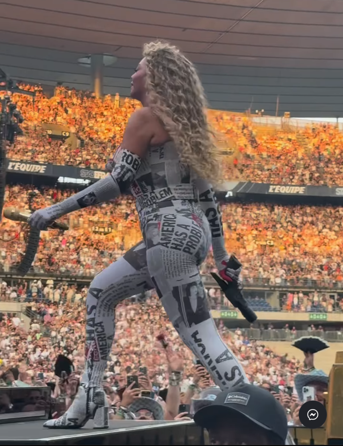 Beyoncé walks onstage holding a gold mic and a prop | Source: Instagram/eyesofnilufer