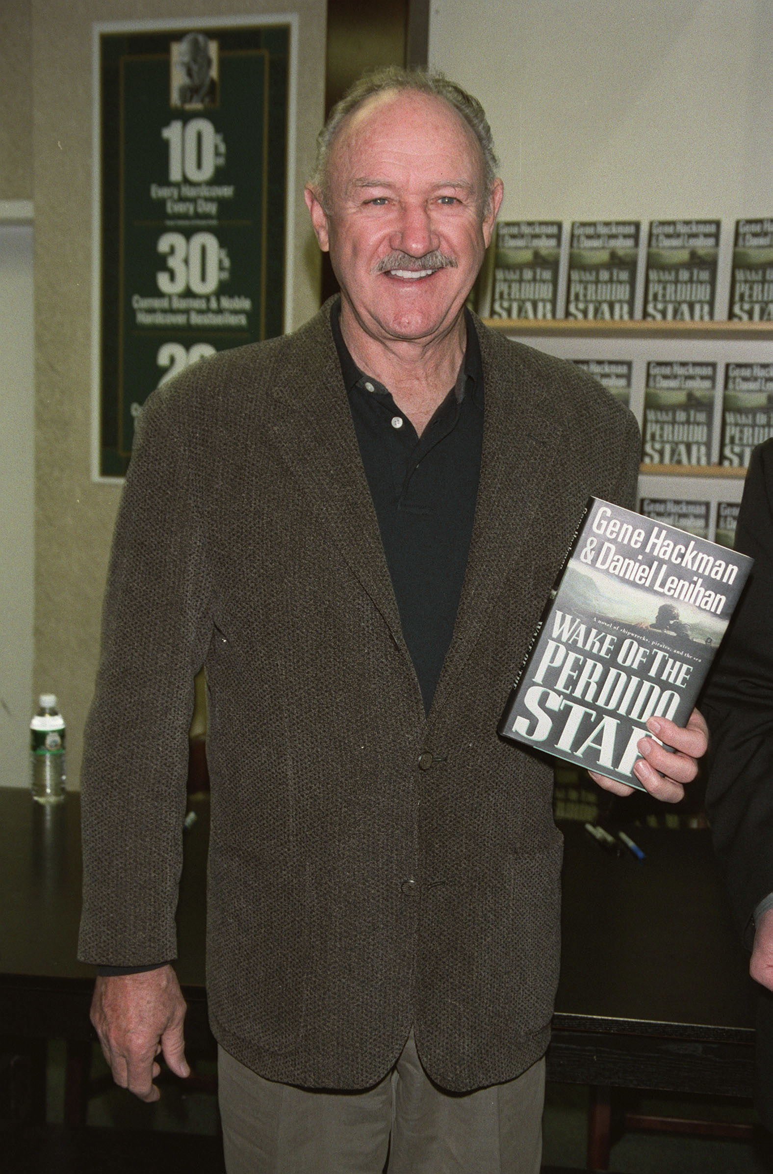 Gene Hackman presents his book "Wake of the Perdido" at Barnes & Noble in New York on November 4, 1999. | Source: Getty Images