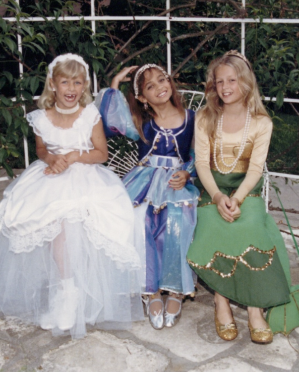 The fashion icon (far right) with her sisters | Source: Facebook/parishilton
