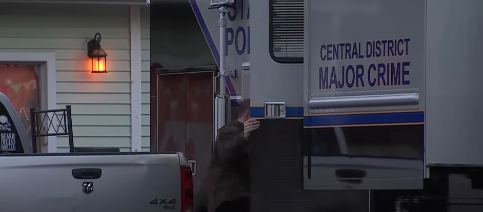 Police vehicles outside of Eve Rogers' house, in a news report dated March 19, 2026 | Source: YouTube/WFSB 3