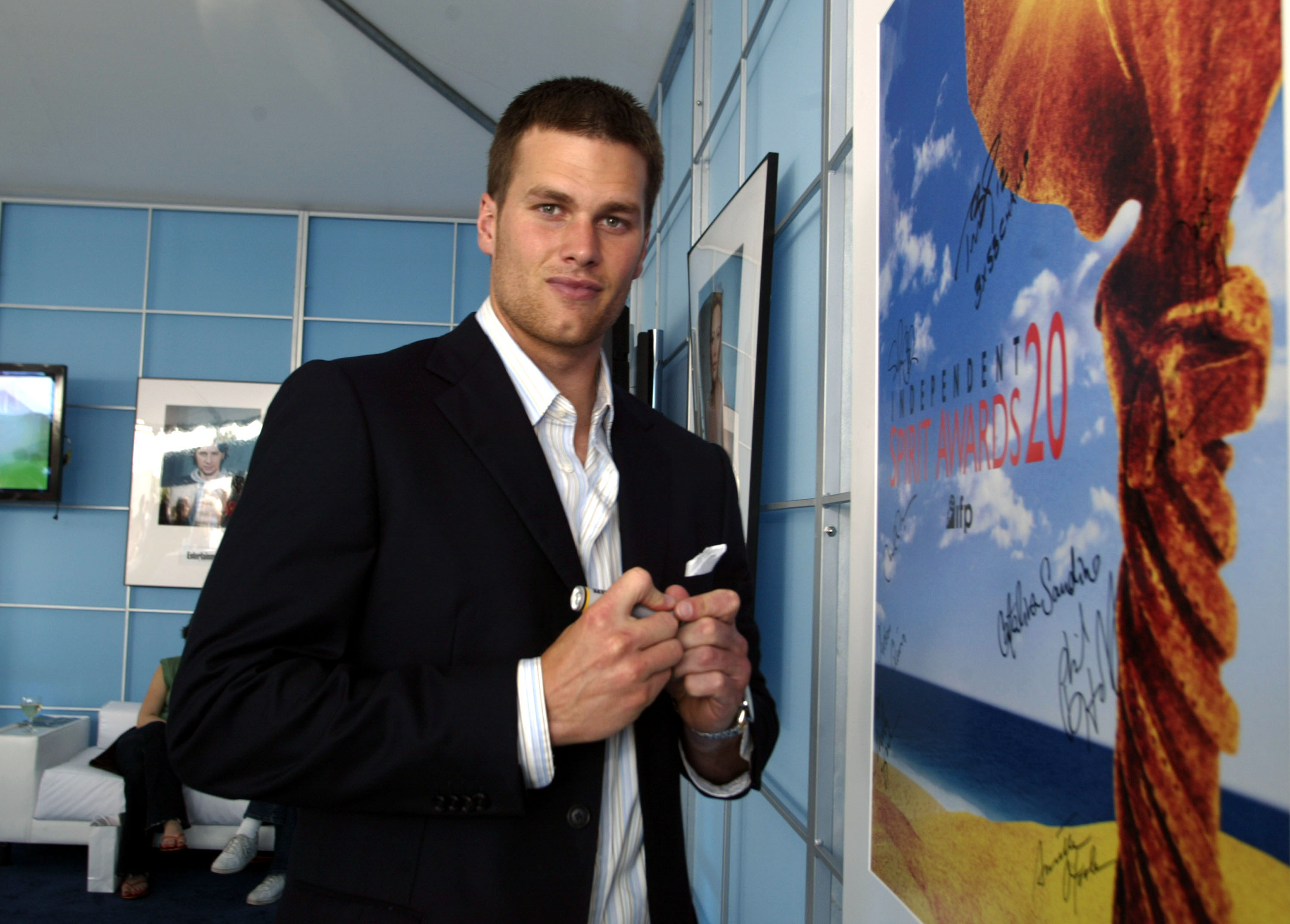 On the red carpet at the Independent Spirit Awards, Tom Brady stunned in a polished black coat and perfectly tailored white shirt, flawlessly merging elegance with timeless charisma.