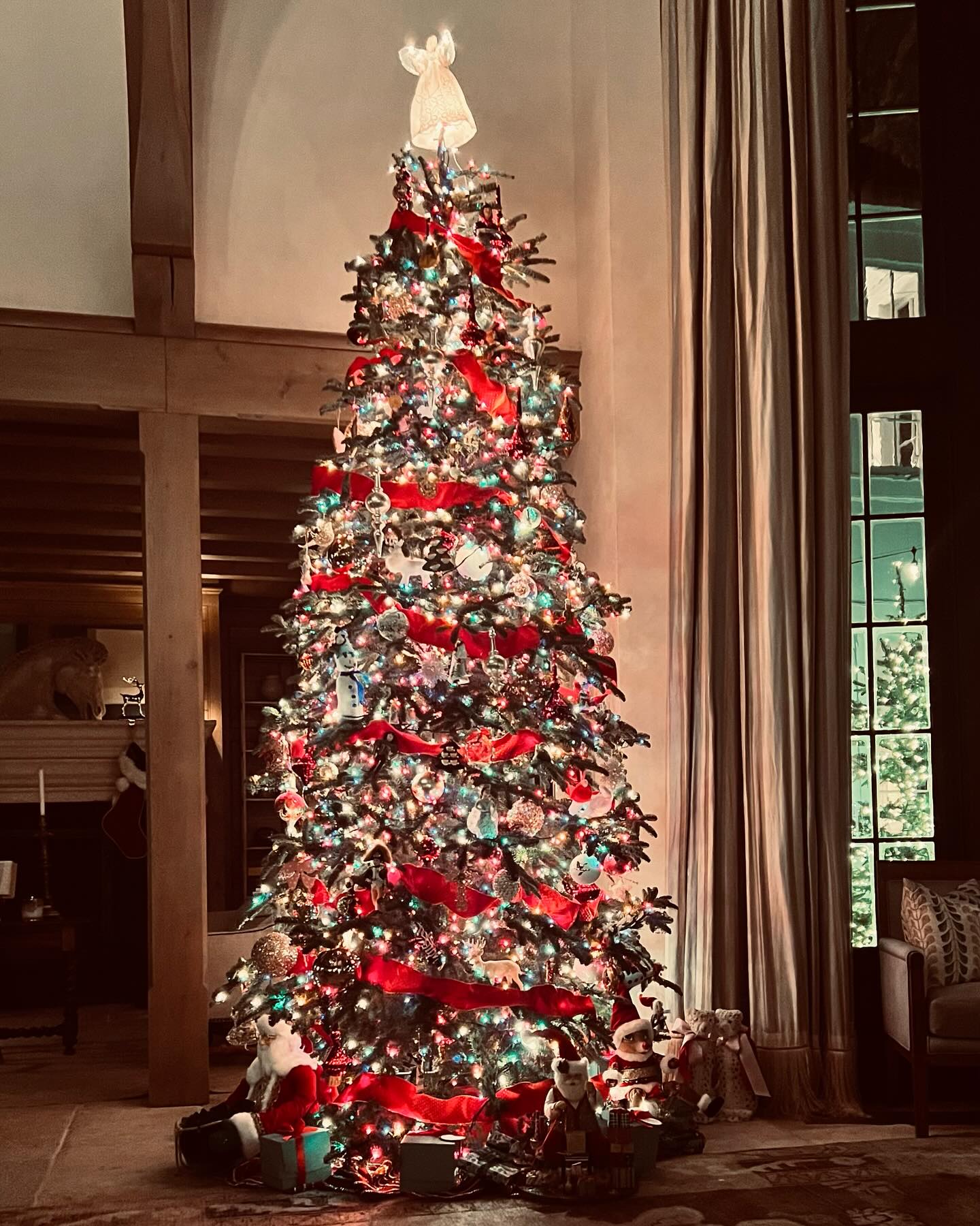 Christmas has provided some of the most memorable public glimpses inside the family's Tennessee residence. The celebrations reveal how the home's soaring interior spaces become part of their holiday traditions. | Source: Instagram/thetimmcgraw