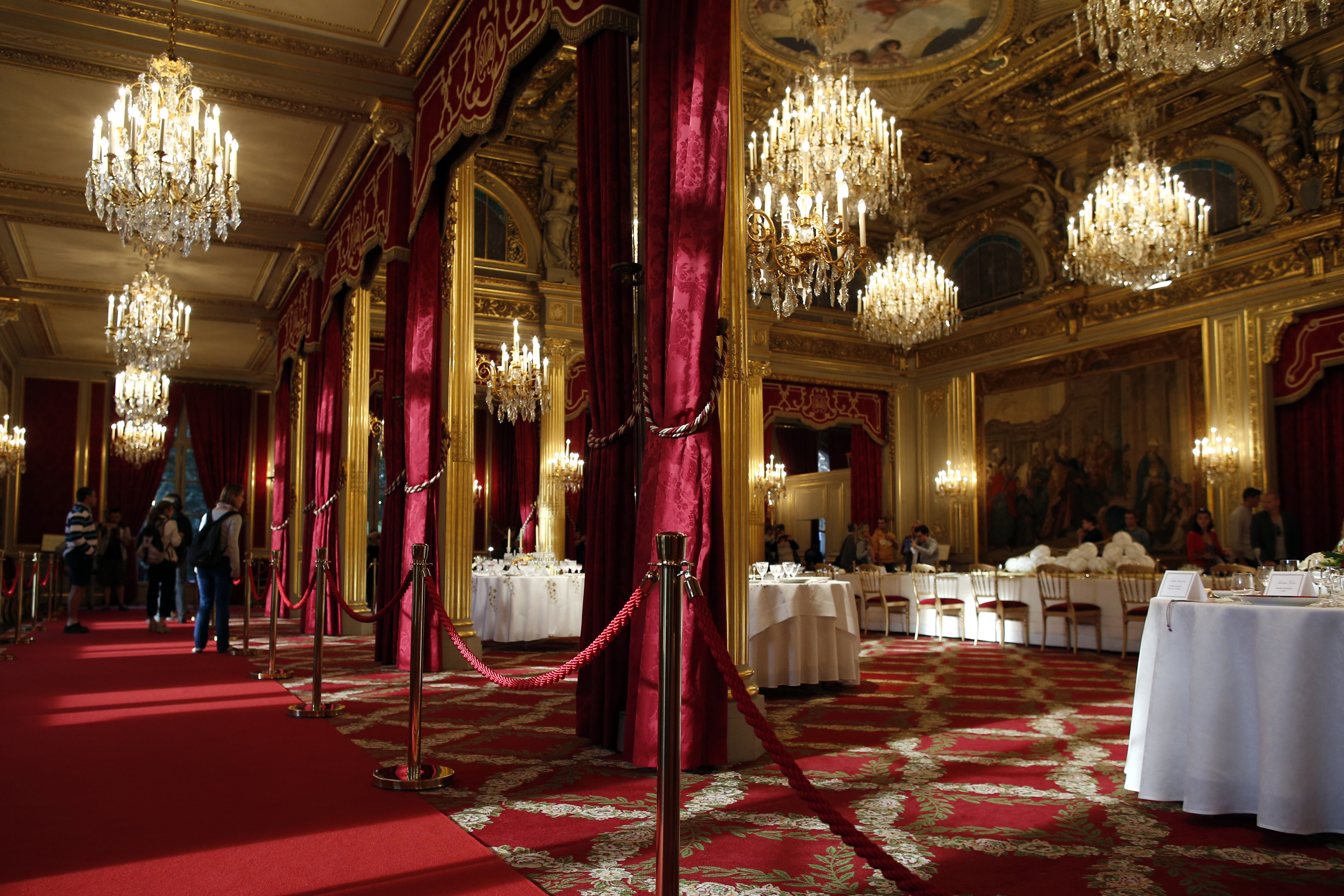 Another angle showing people inside the Reception Hall of the palace in Paris, France on September 20, 2014. | Source: Getty Images