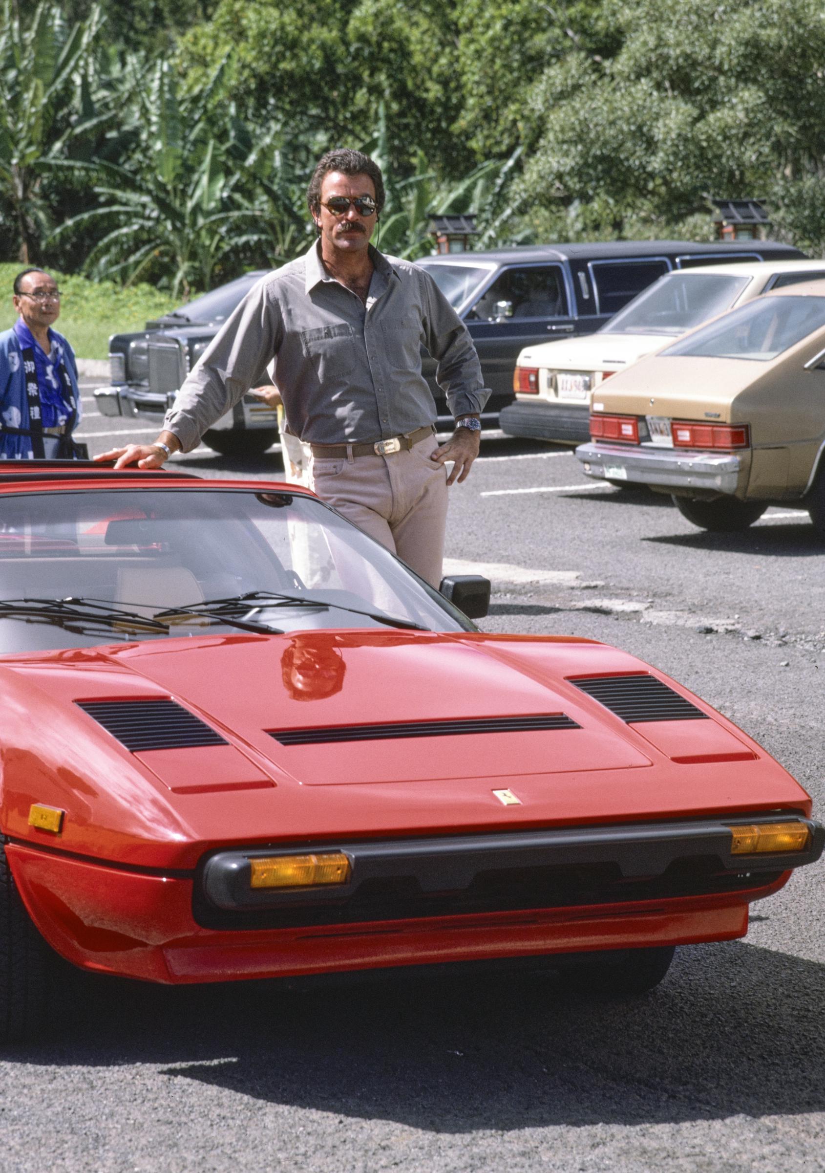 Tom Selleck plays Thomas Magnum in the "Magnum P.I." episode, "Little Girl Who," in Hawaii on November 5, 1986 | Source: Getty Images