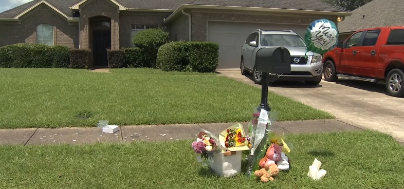 A memorial around the mailbox of the Smith home from a post dated August 15, 2025. | Source: YouTube/WKRG