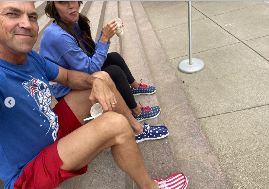 Sitting casually on outdoor steps, Kristi and Bryon share a relaxed moment over ice cream—playful, everyday, and full of the kind of simplicity that defines long familiarity. | Source: Instagram/sdbryonnoem