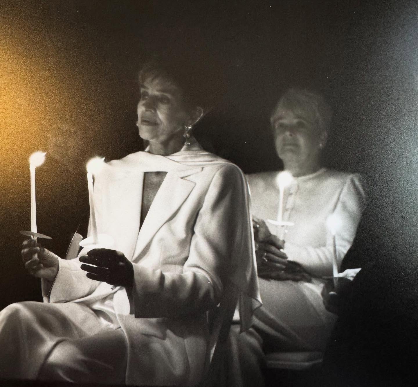 Guests hold lit candles during Lisa Rinna and Harry Hamlin's intimate 1997 evening wedding ceremony. | Source: Instagram/lisarinna