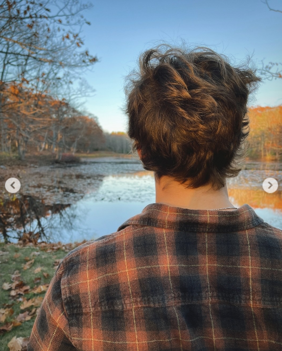 Darby Dempsey posing in front of a lake, from a post dated November 26, 2025 | Source: Instagram/jilliandempsey