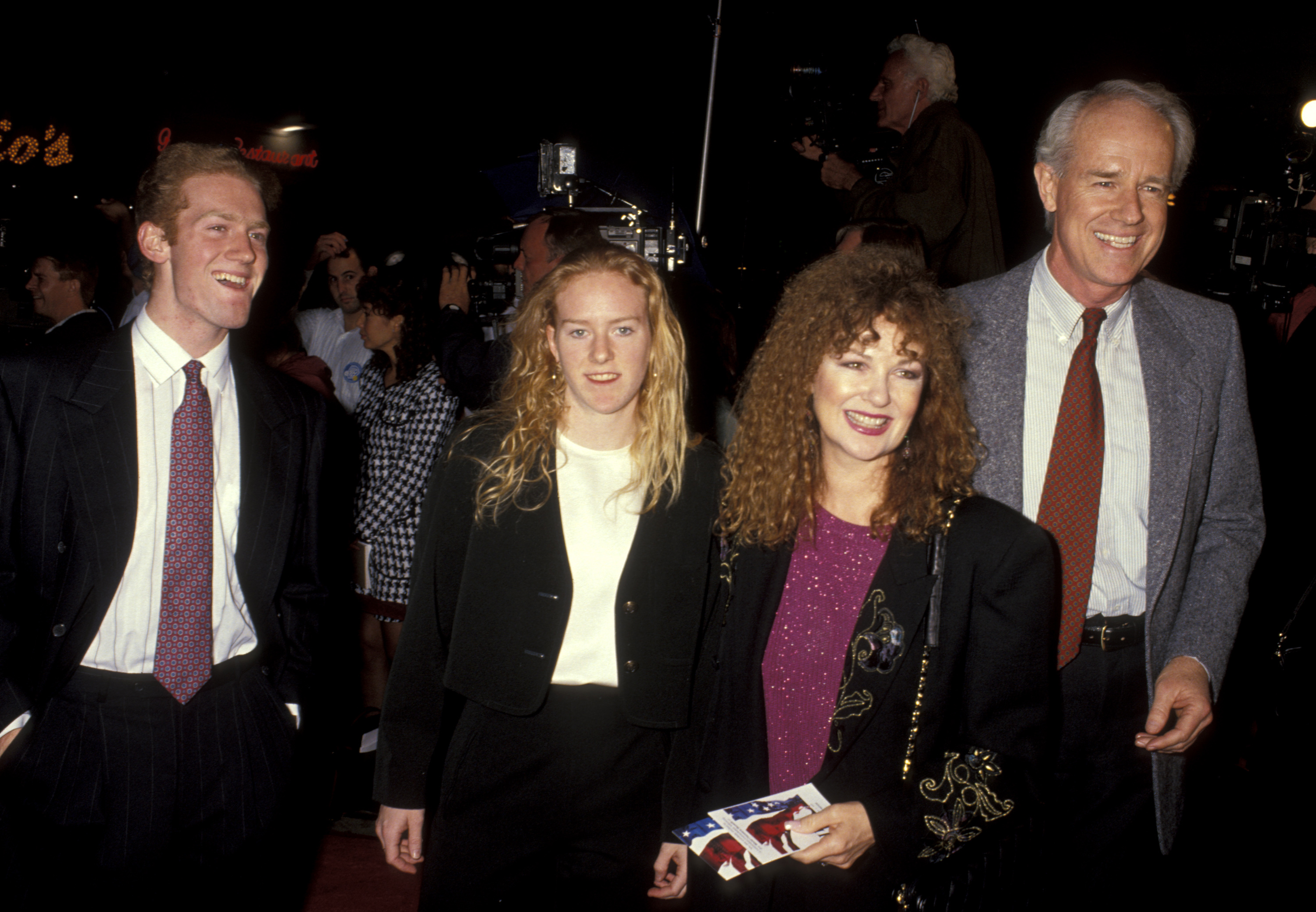 Shelly Fabares, Mike Farrell, and his children, Michael and Erin during the 'JFK' World Premiere on December 17, 1991, in Westwood, California | Source: Getty Images