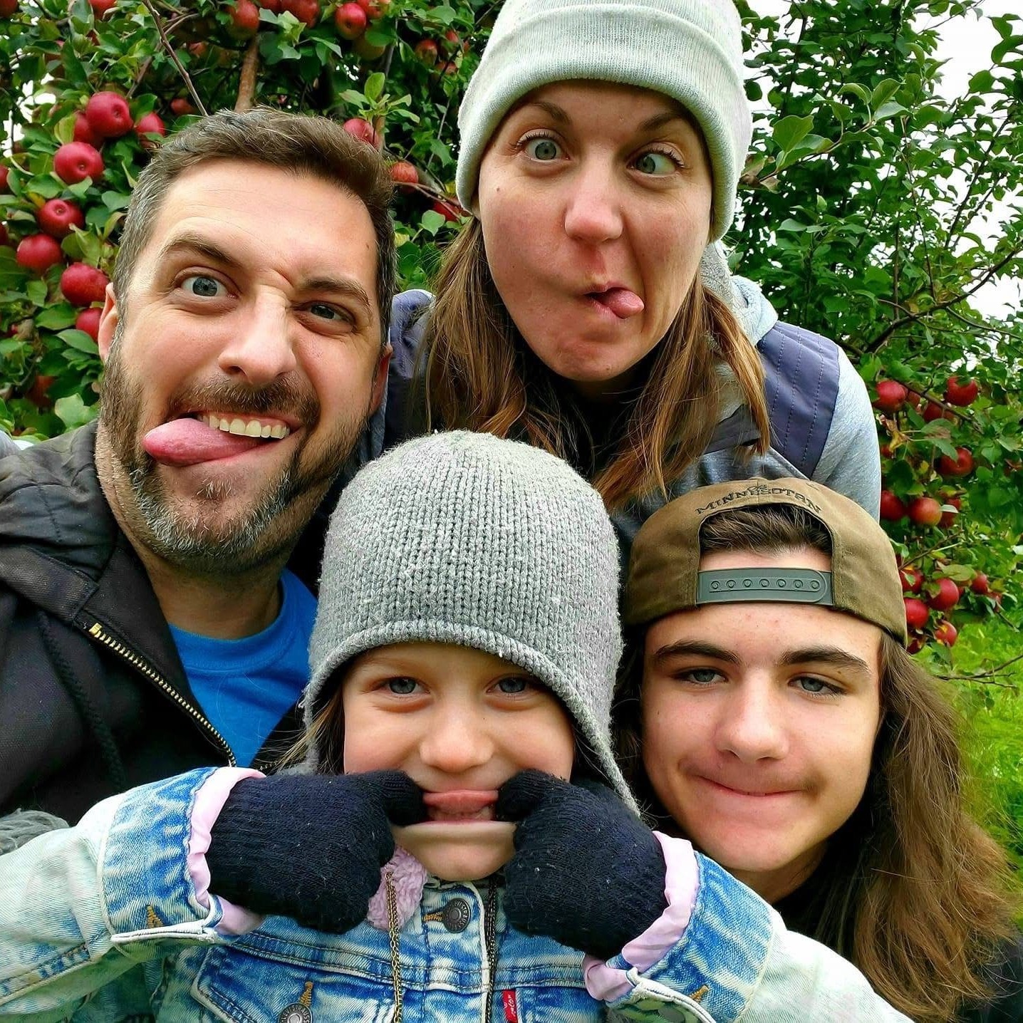 Joey and Nicole Amor with their children | Source: giveinkind/the-amor-family-support-squad