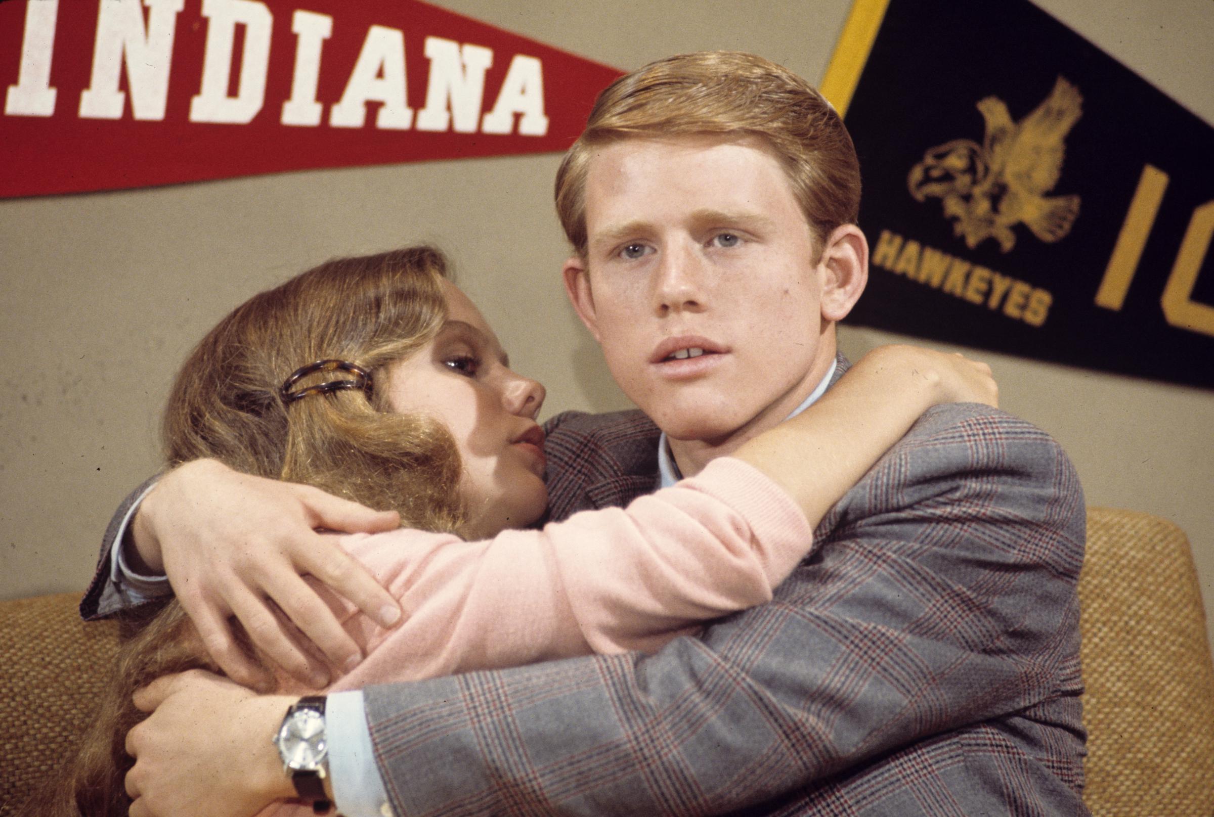 Clinging closely to Ron Howard's Richie Cunningham for the June 19, 1974 "Happy Days" episode "Richie Moves Out", an 18-year-old Linda Purl displayed the unmistakable bloom of late-adolescent freshness. Her soft, rounded cheek and delicate side profile were accented by a pastel pink sweater and long, honey-brown waves pinned neatly back with a tortoiseshell hair clip. | Source: Getty Images