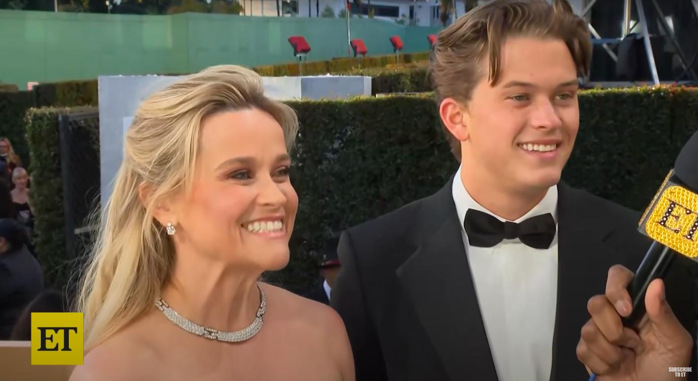 Reese Witherspoon and Deacon Phillippe speaking with Entertainment Tonight at the 2024 Golden Globes, posted on January 8, 2024. | Source: YouTube/Entertainment Tonight