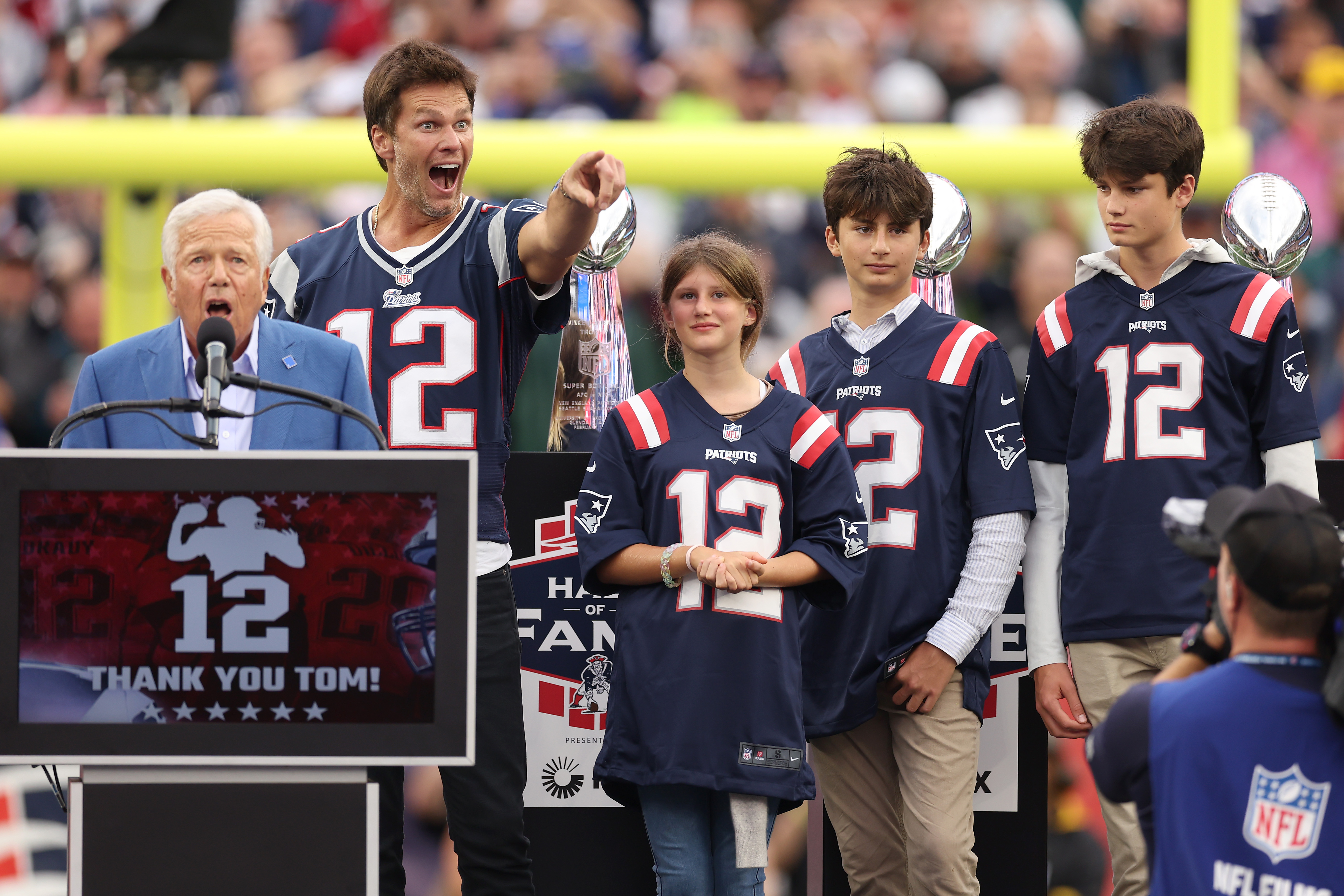 By 2023, the transformation of both Benjamin and Vivian was already becoming apparent. During a ceremony honoring Tom Brady at Gillette Stadium, the siblings appeared alongside their father wearing Patriots jerseys, looking noticeably older than in the championship photos from previous years.