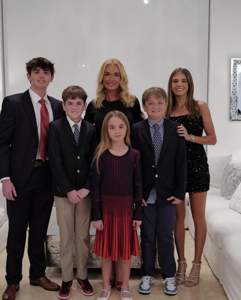 Vanessa posed with all five of her children — Donald III, Tristan, Spencer, Chloe, and Kai — in a family photo shared by her eldest daughter. | Source: Instagram/@kaitrump