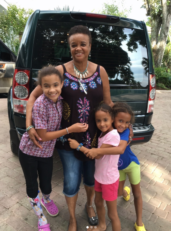 Shaggy’s mother poses with his children in a family photo taken outdoors | Source: Instagram/direalshaggy