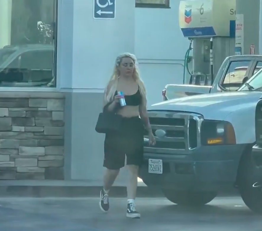 Amanda Bynes walking to her car at a gas station.