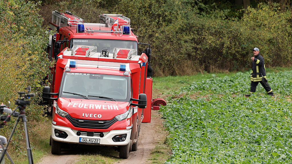 October 17, 2025, Mecklenburg-Western Pomerania, Klein Upahl: Fire engines stand next to the spot where eight-year-old Fabian from Güstrow was found in a small pond near Klein Upahl, while the fire department pumps out the water and police forensics are on duty. | Source: Getty Images