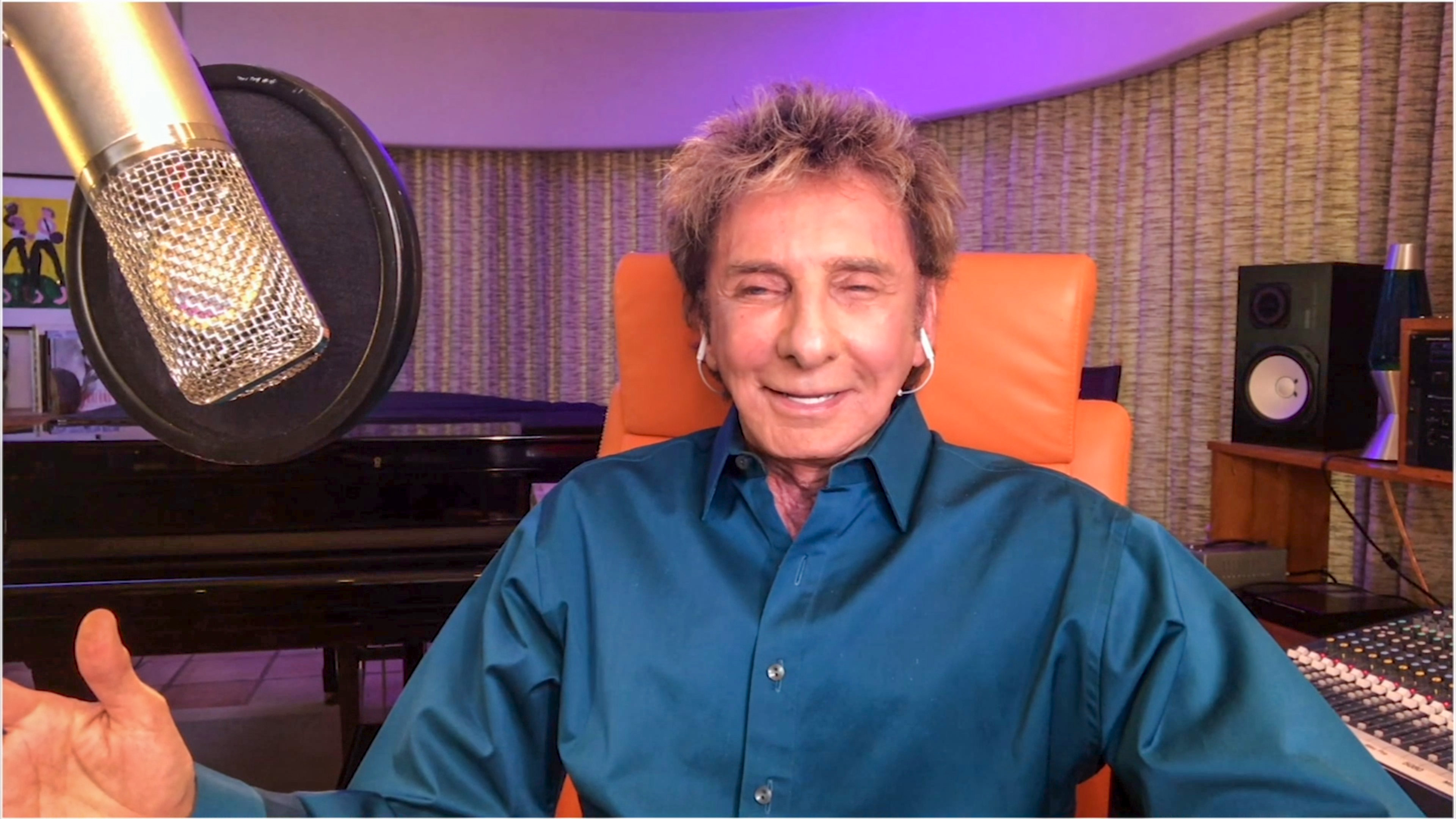 By 2020, Manilow was continuing to perform even as his career moved into its sixth decade. Five years later, a lung cancer diagnosis would interrupt that schedule and eventually affect the singing voice he had relied on for most of his life. | Source: Getty Images