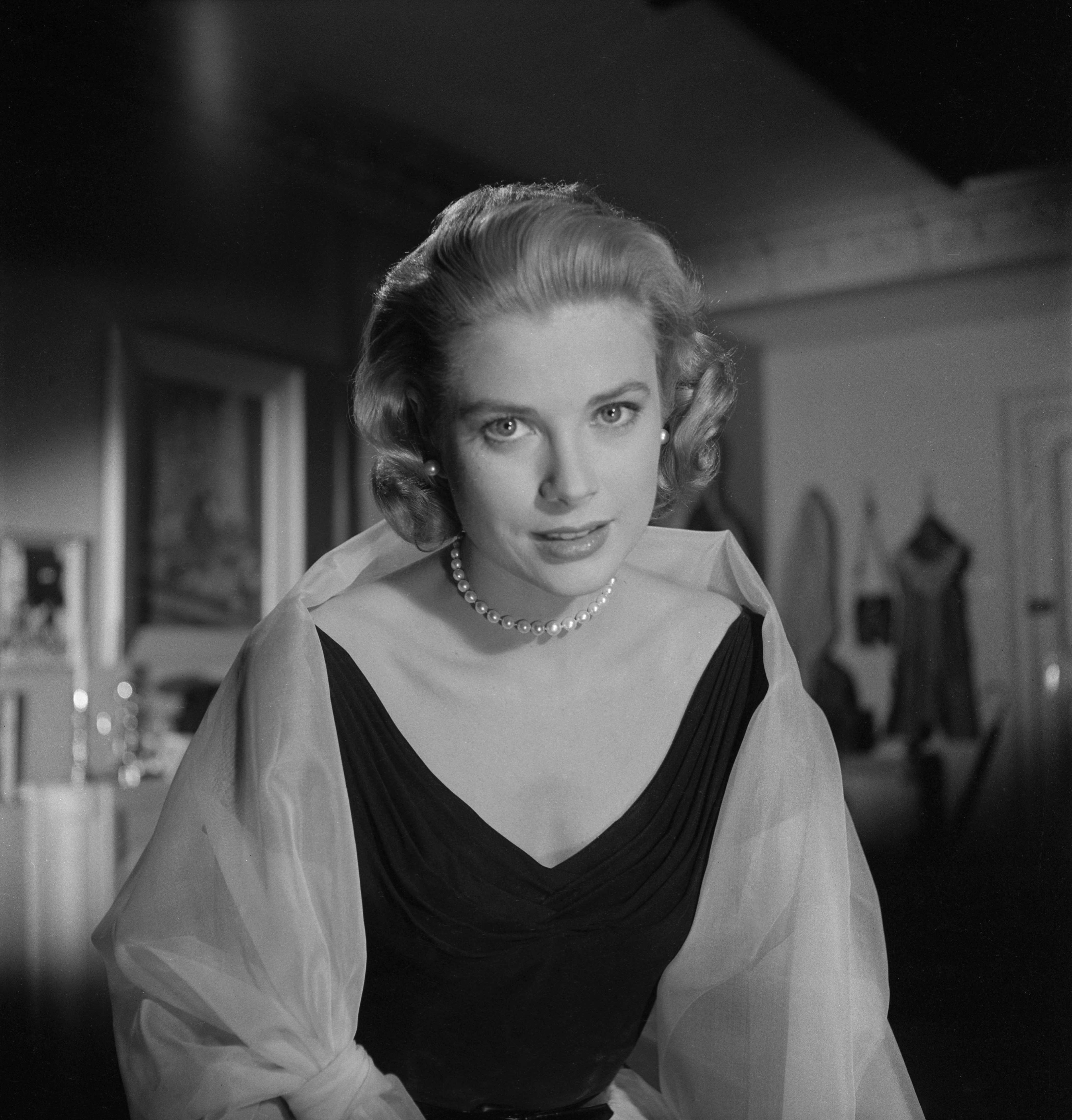 Actress Grace Kelly poses for a portrait on the set of the Paramount Pictures movie "Rear Window" in November 1953, in Los Angeles, California | Source: Getty Images