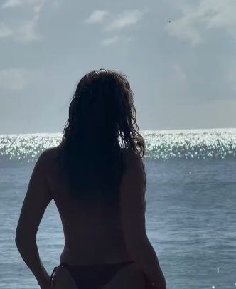 Heidi Klum heading for a swim in the ocean wearing only bikini bottoms | Source: Instagram/heidiklum