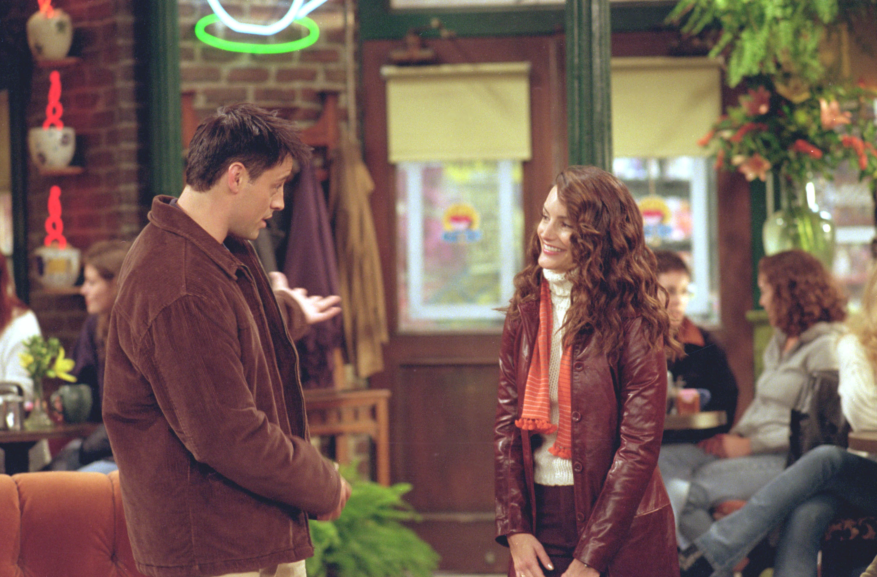 Matt LeBlanc and Kristin Davis on the set of "Friends" in 2001. | Source: Getty Images