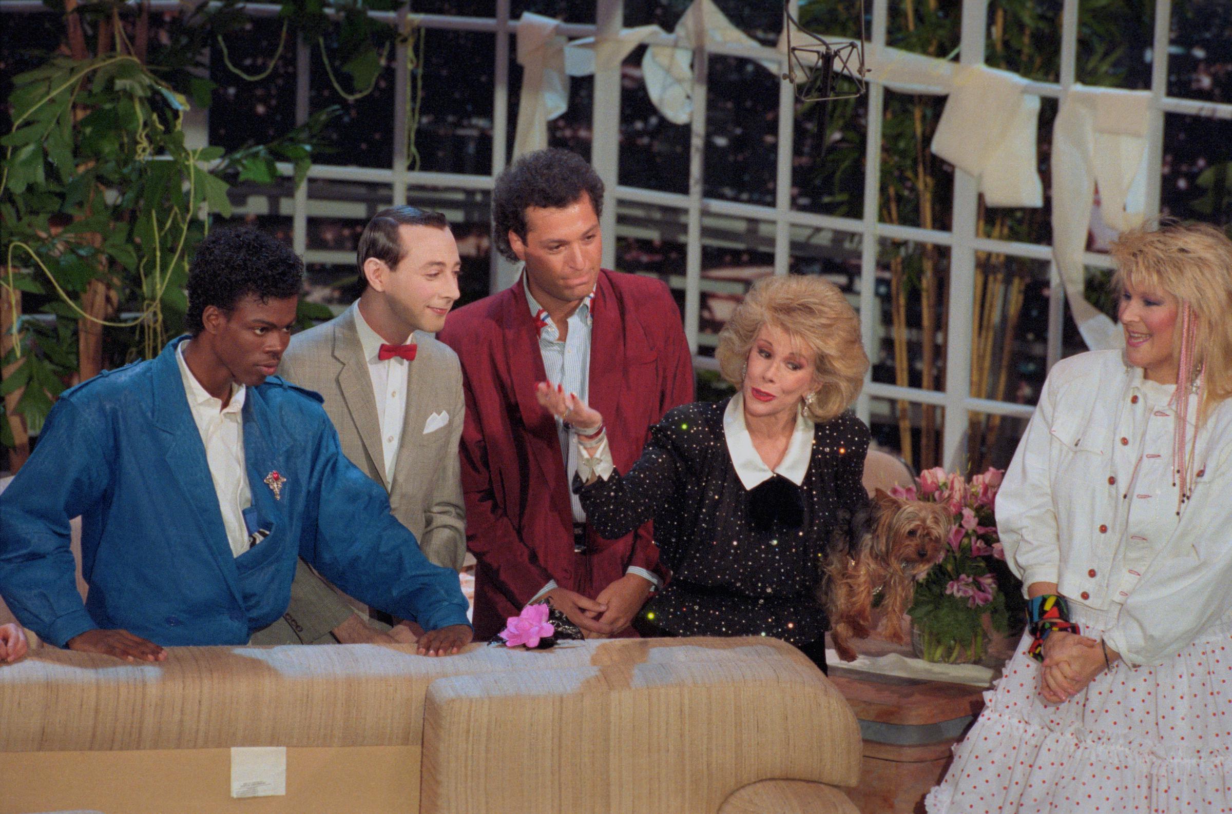 The comedian photographed with Pee Wee Herman, Howie Mandel, and Joan Rivers on May 16, 1987 | Source: Getty Images